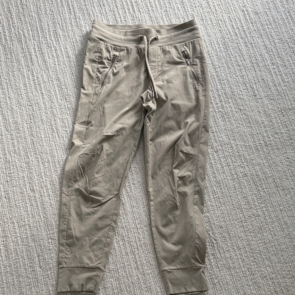Athleta Trekkie north jogger size 2. Beige